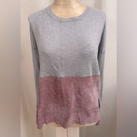 Romeo & Juliet Couture Tops - Romeo+Juliet Couture grey&soft rose pullover lightweight sweater